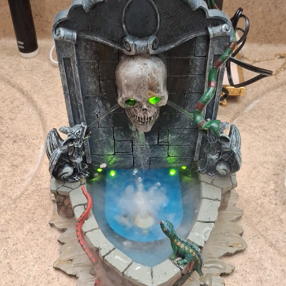 Lemax Spooky Town Gothic Skull Water Fountain with LED Lights Water And Mist - Picture 4 of 10